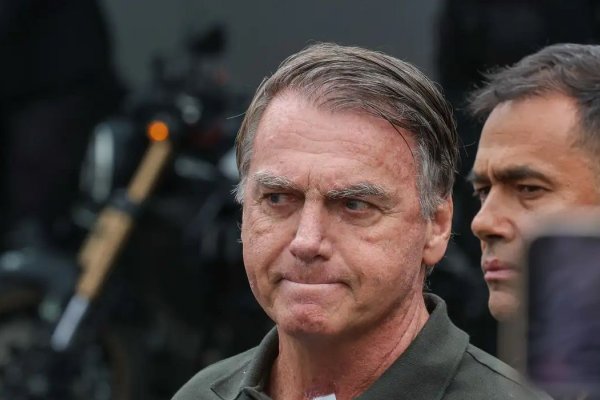 [Cirurgia de Jair Bolsonaro é concluída sem intercorrências em hospital de Brasília]