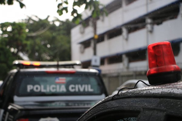 [Investigado por homicídio é preso após se apresentar à polícia]