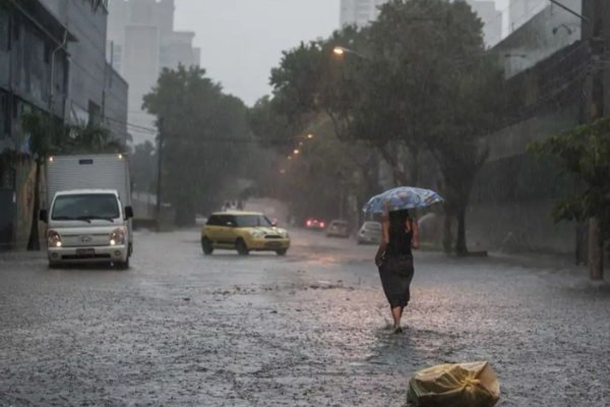 Inmet emite alerta de chuvas para Salvador e mais de 100 cidades da Bahia