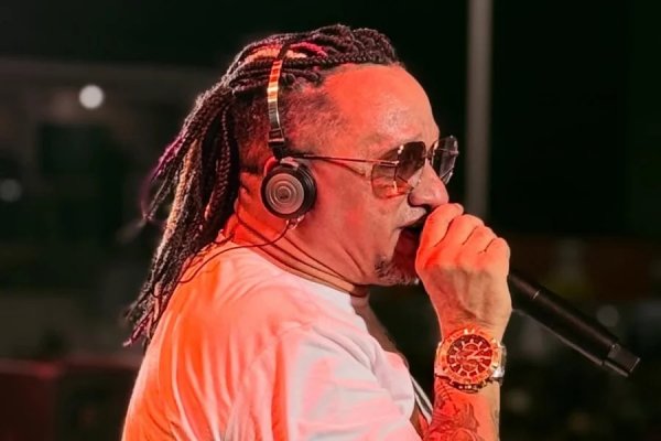 [Kinho do Rodo, cantor de pagode, morre após passar mal na Bahia]