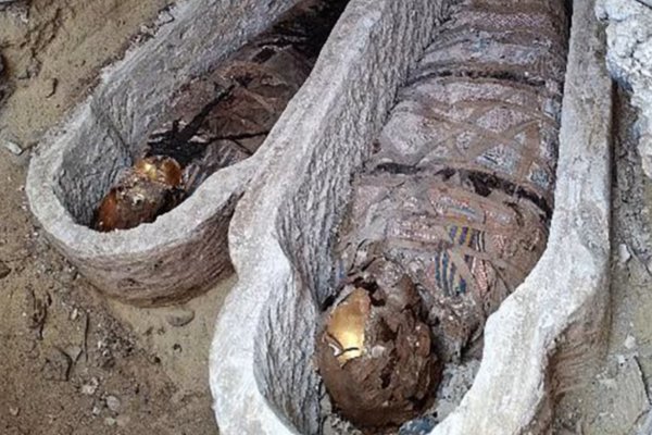 [Múmia é encontrada junto a trechos de 'Ilíada' durante expedição no Egito]