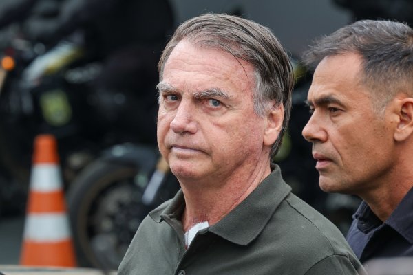 [Bolsonaro apresenta boa evolução e dor controlada, afirma Michelle]