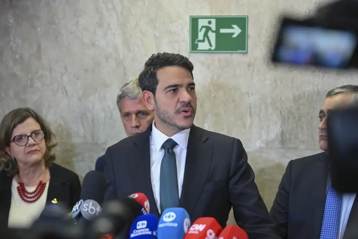Jorge Messias recebe apoio de ministros do STF e busca diálogo com Moraes