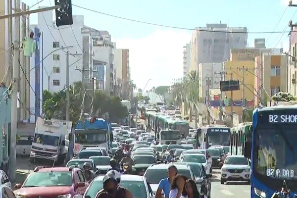 [Caminhão tomba e provoca congestionamento em bairro em Salvador ]