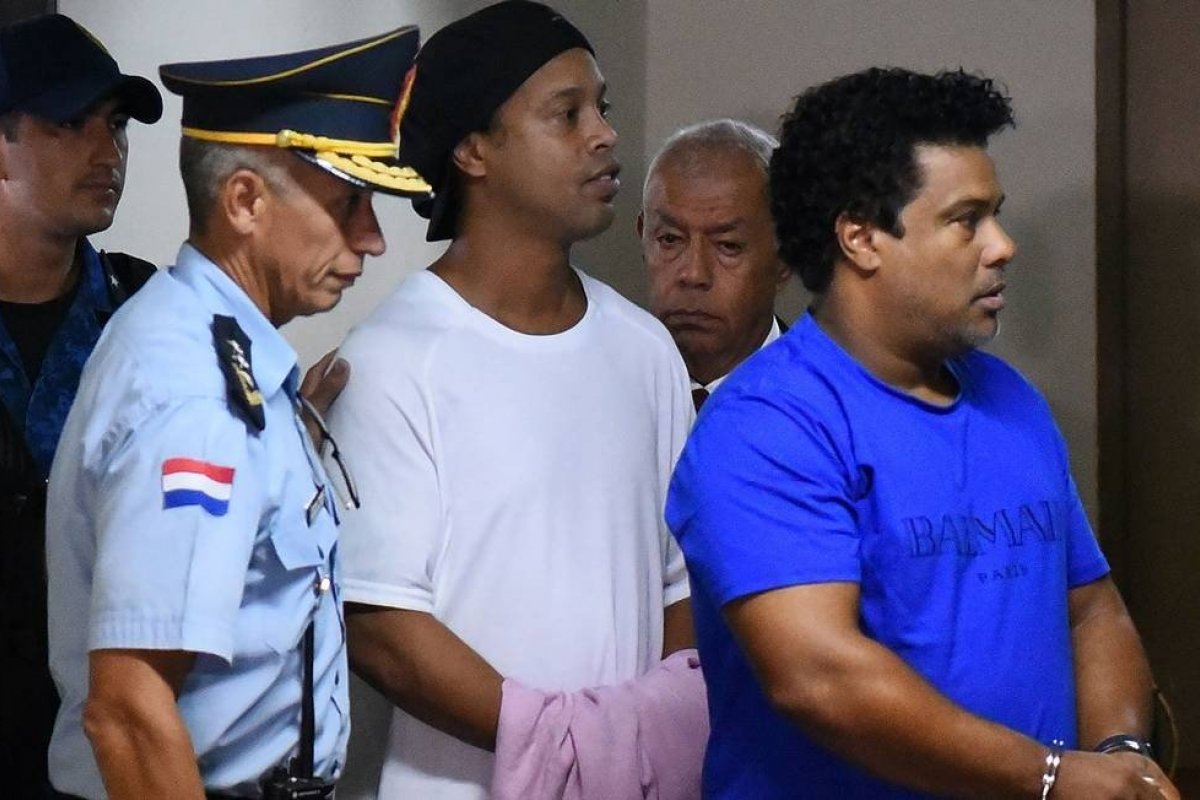 Ronaldinho Gaúcho e Assis são investigados em esquema de lavagem de dinheiro