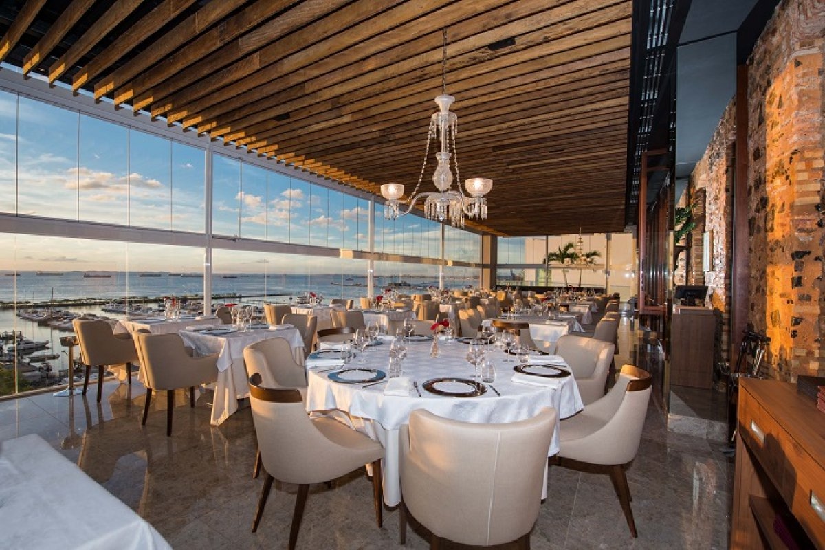 Mistura Contorno: Chef Andréa Ribeiro apresenta menu em três etapas para o Dia das Mães inspirada na flor comestível Borboleta Azul!