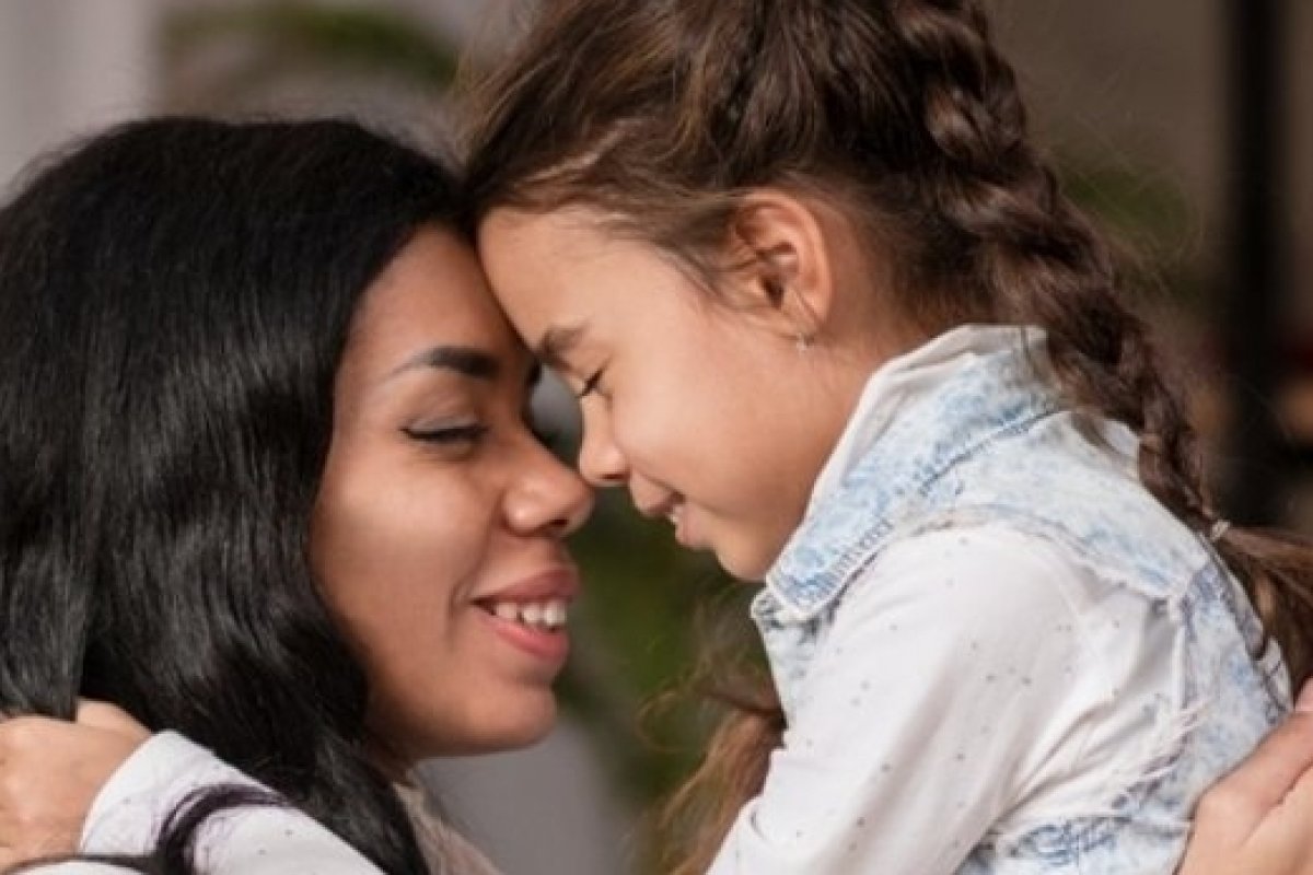 Mães de crianças autistas assumem até 92% dos cuidados no Brasil e enfrentam impactos emocionais e financeiros, segundo dados do Mapa Autismo Brasil! 