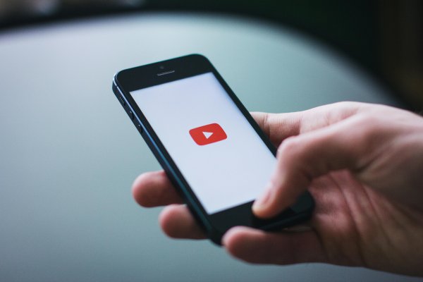 [Eca Digital: Governo Federal muda a classificação indicativa do Youtube de 14 para 16 anos; entenda]
