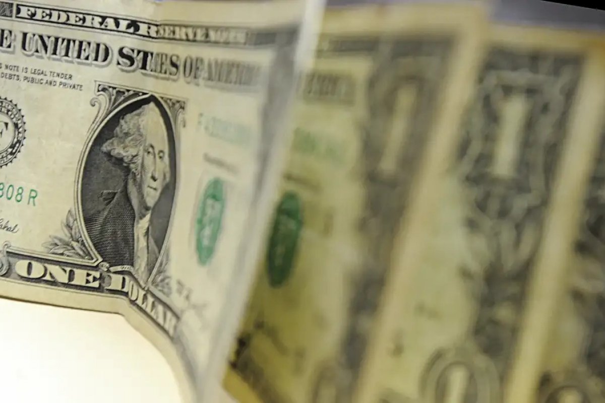 Dólar cai a R$ 4,91 e fecha no menor valor em 27 meses