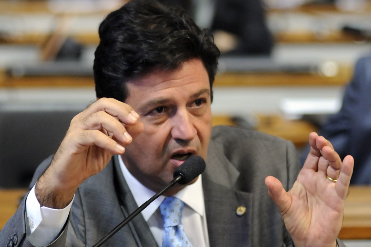 Mandetta critica decreto de governador para suspensão de aulas no DF