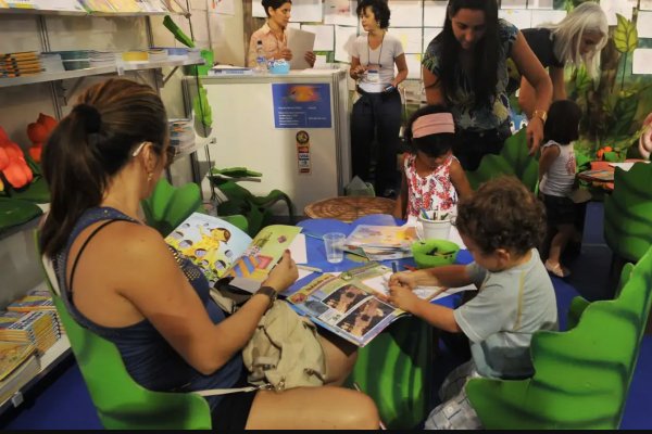 [Estudo revela que 53% das famílias raramente leem para criança]