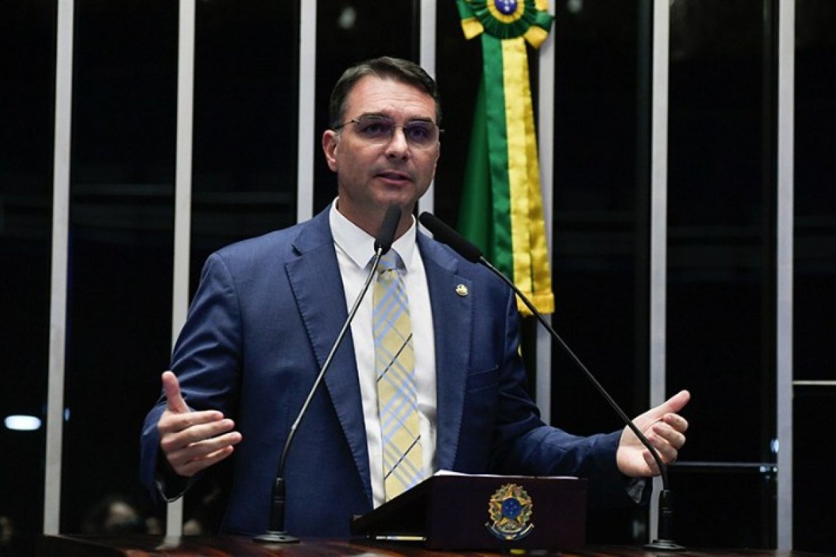 Câmara dos Vereadores de Salvador aprova título de cidadão soteropolitano para Flávio Bolsonaro 
