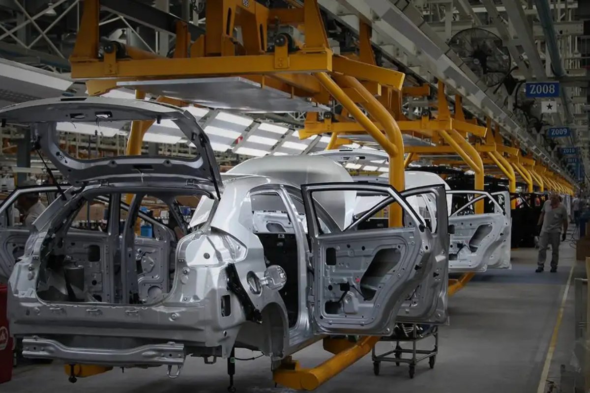 Setor automotivo cobra do governo Lula testes para aumentar etanol na gasolina para 32%