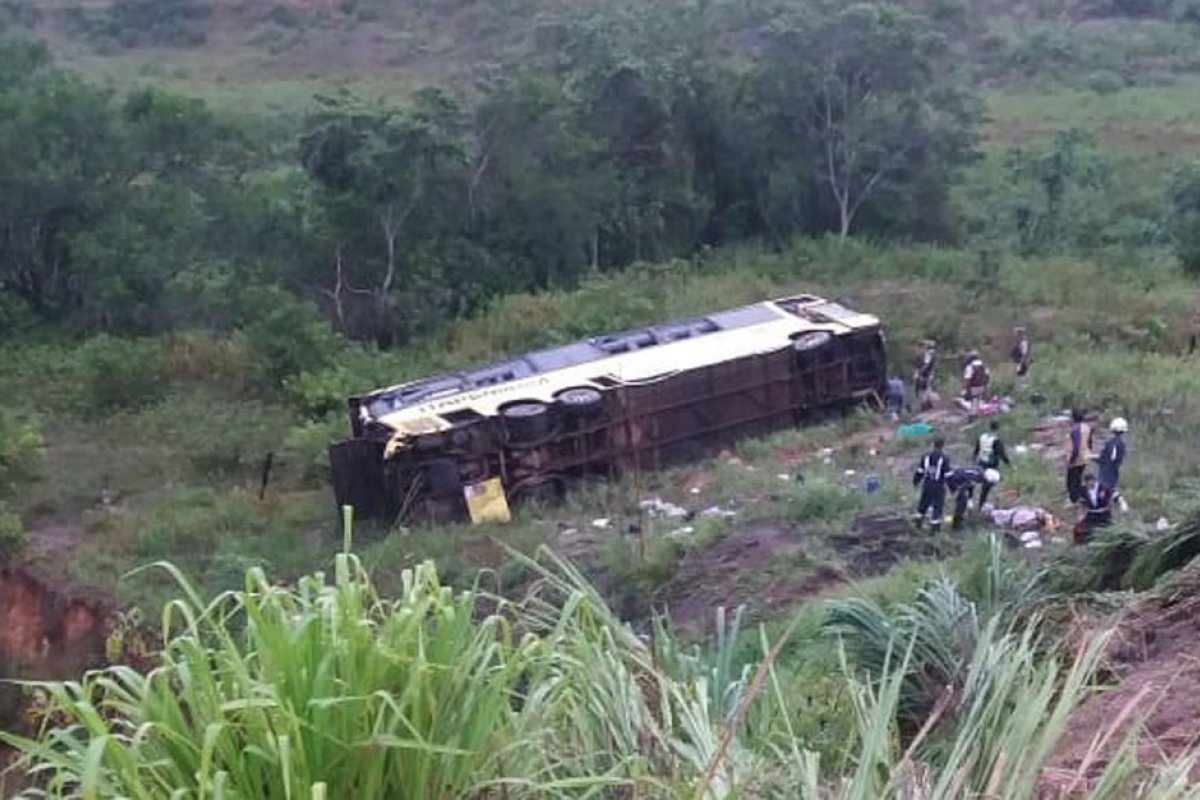 Acidente com ônibus deixa 28 feridos no sul da Bahia