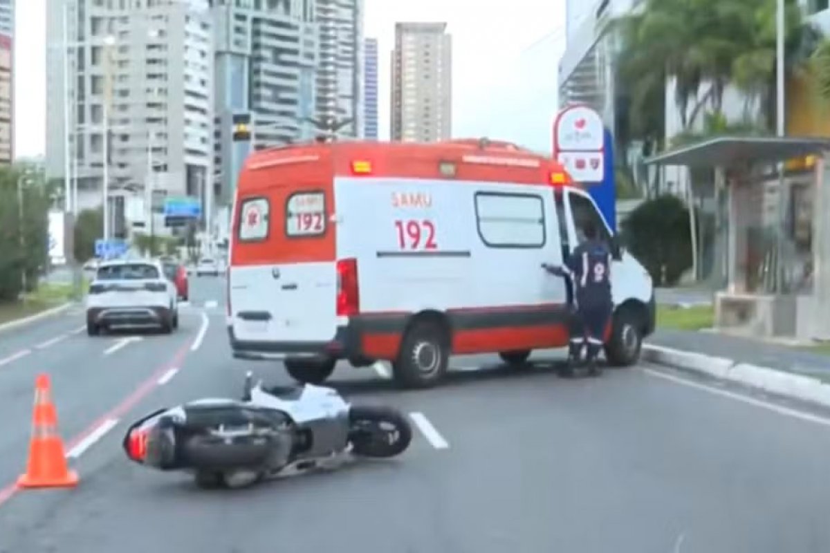 Mulher morre em acidente na Avenida Magalhães Neto, em Salvador