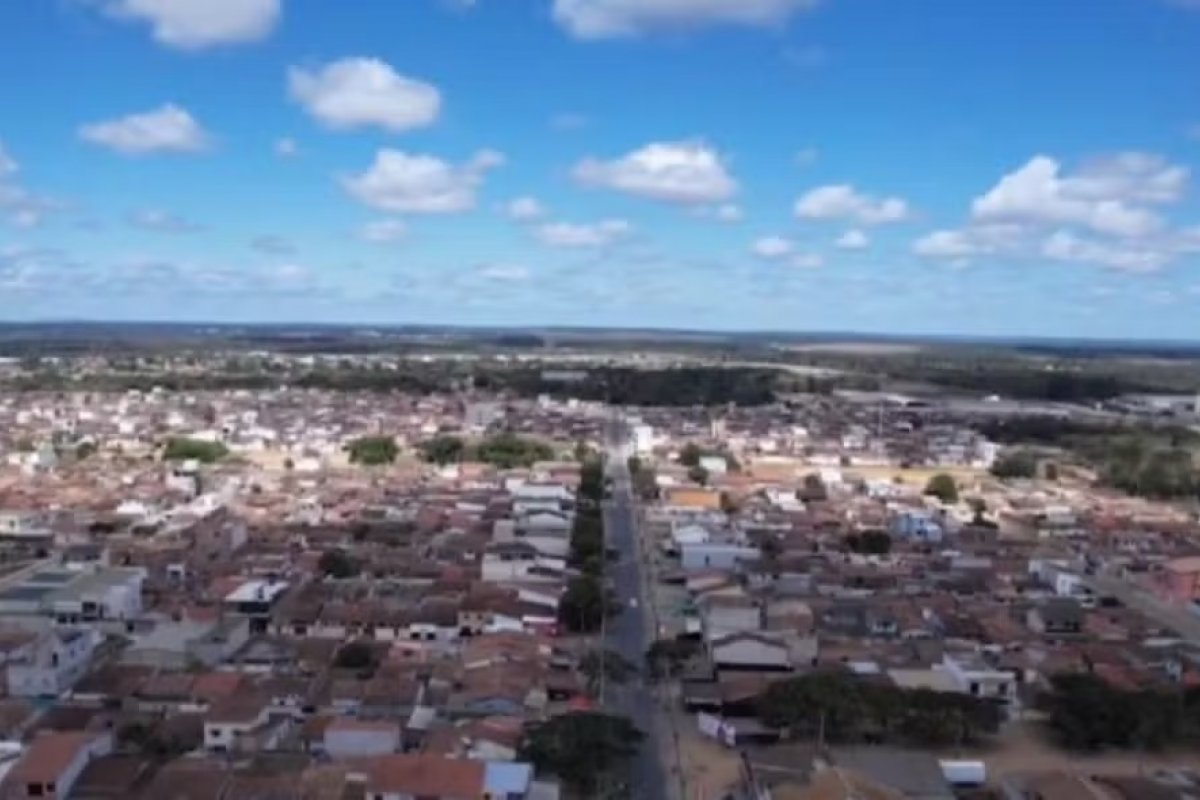 Monitora de creche é espancada por mãe de aluno após denúncia de agressão a criança na Bahia