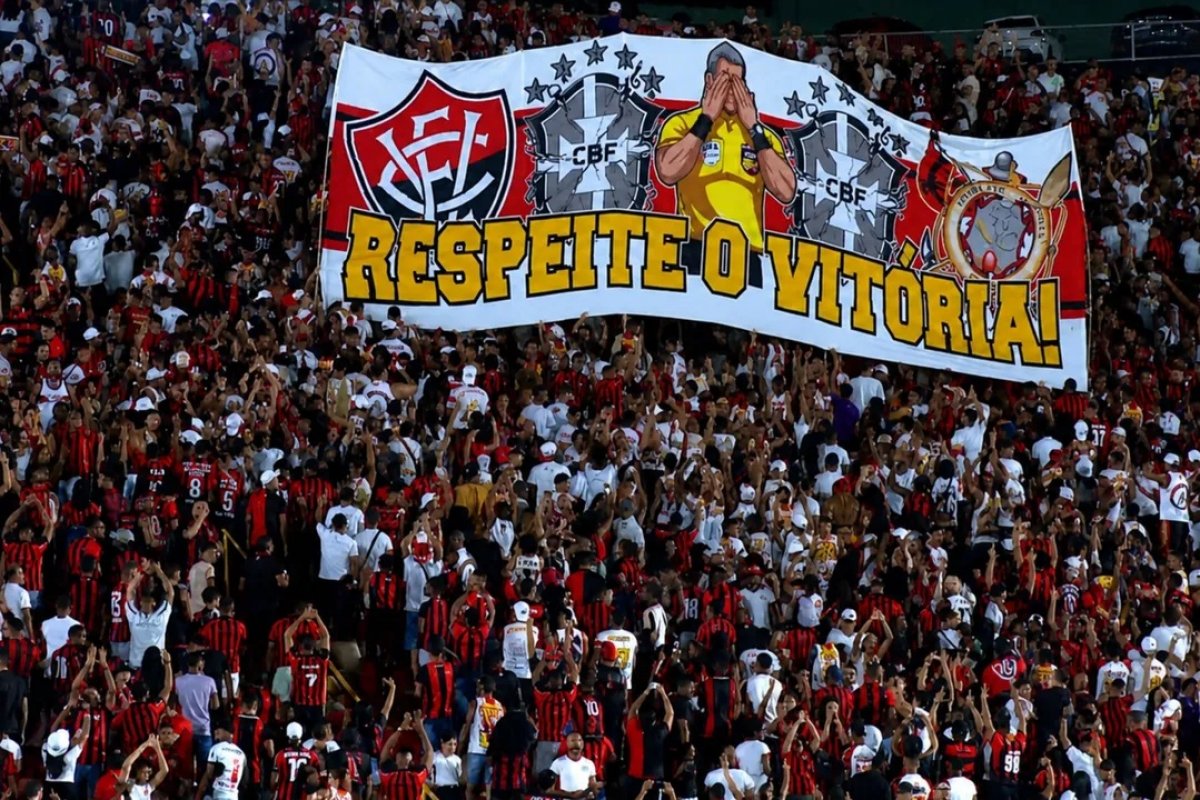 Vitória é punido pelo STJD em R$ 20 mil após protesto da torcida contra a CBF