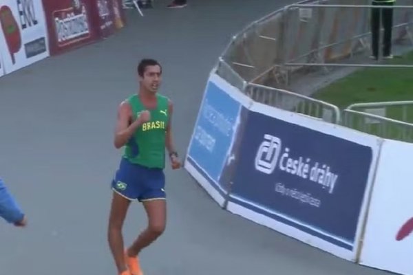 [Caio Bonfim leva prata em etapa de Circuito Mundial de marcha atlética ]