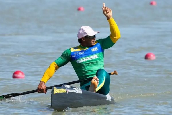 [Isaquias Queiroz conquista medalha de prata na Copa do Mundo de canoagem]