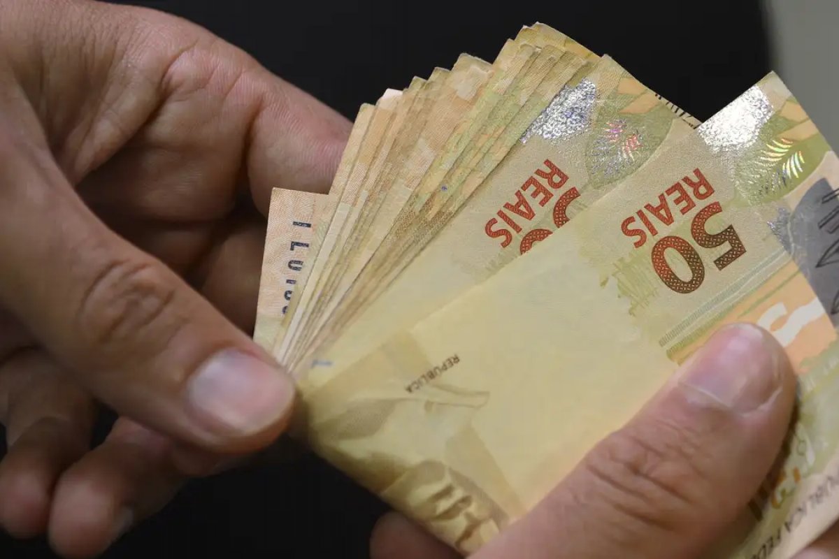 Brasileiros sacaram mais de R$ 40 bilhões entre janeiro e abril da poupança em 2026, diz BC