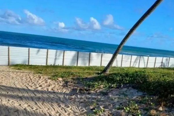 [Justiça determina derrubada de muro que bloqueava acesso à praia em Barra do Jacuípe, na RMS]