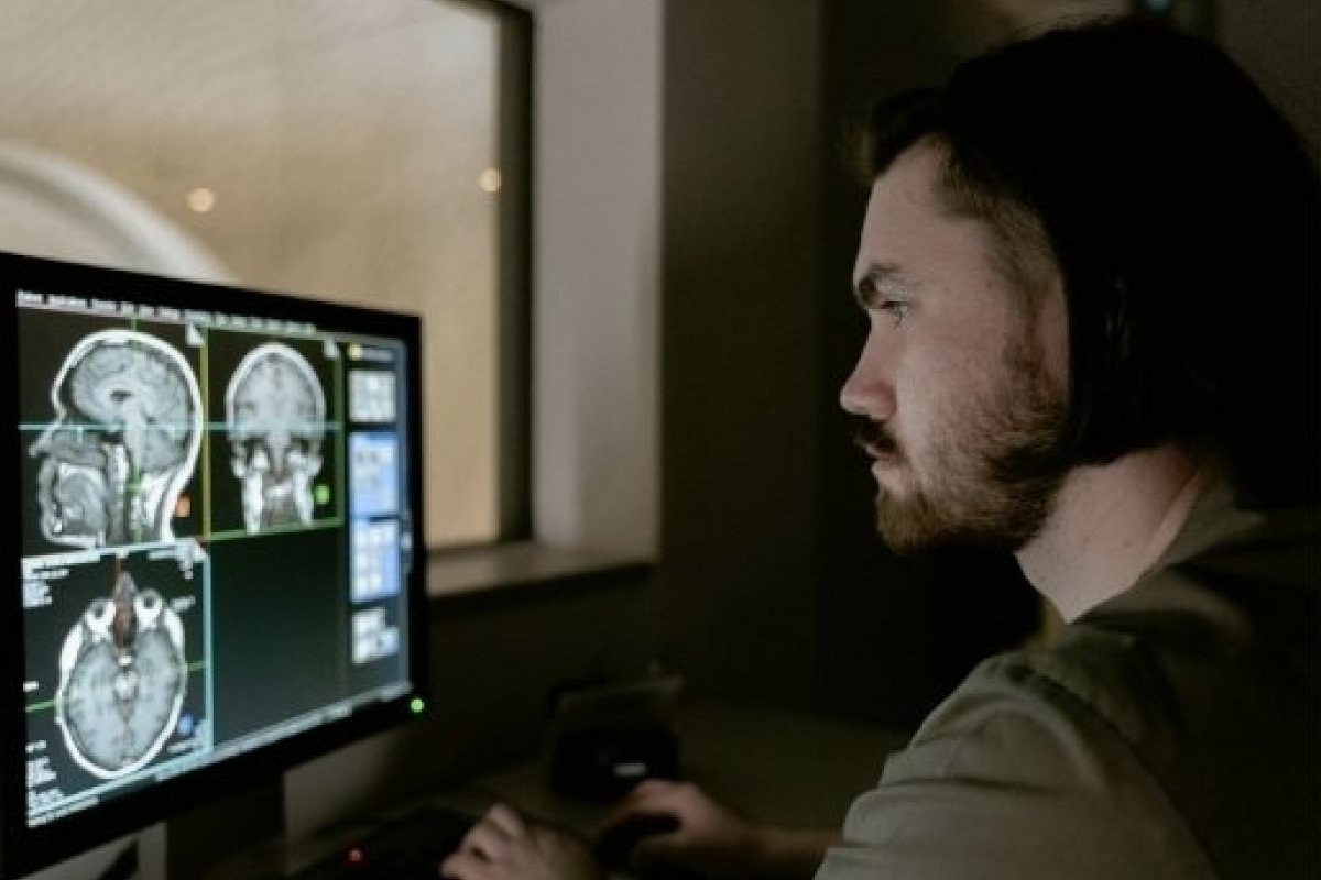 Maio Cinza: sinais de tumor cerebral vão além da dor de cabeça!