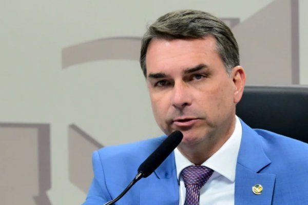 Flávio Bolsonaro nega irregularidades e diz que atuou como filho [Flávio Bolsonaro nega irregularidades e diz que atuou como filho