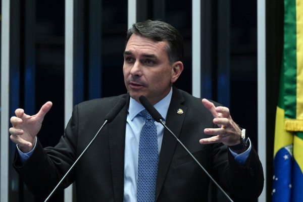 Vídeo: Em coletiva de imprensa, Flávio Bolsonaro foge de perguntas sobre áudio com Vorcaro: [Vídeo: Em coletiva de imprensa, Flávio Bolsonaro foge de perguntas sobre áudio com Vorcaro: