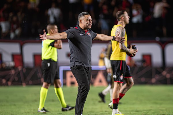 [Jair Ventura enaltece ambiente do Barradão após classificação do Vitória na Copa do Brasil ]