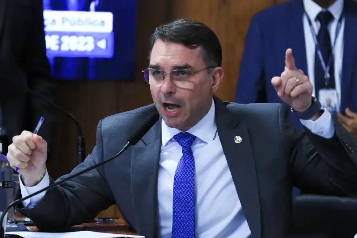 Flávio Bolsonaro afirma que Jair nunca se encontrou com Daniel Vorcaro
