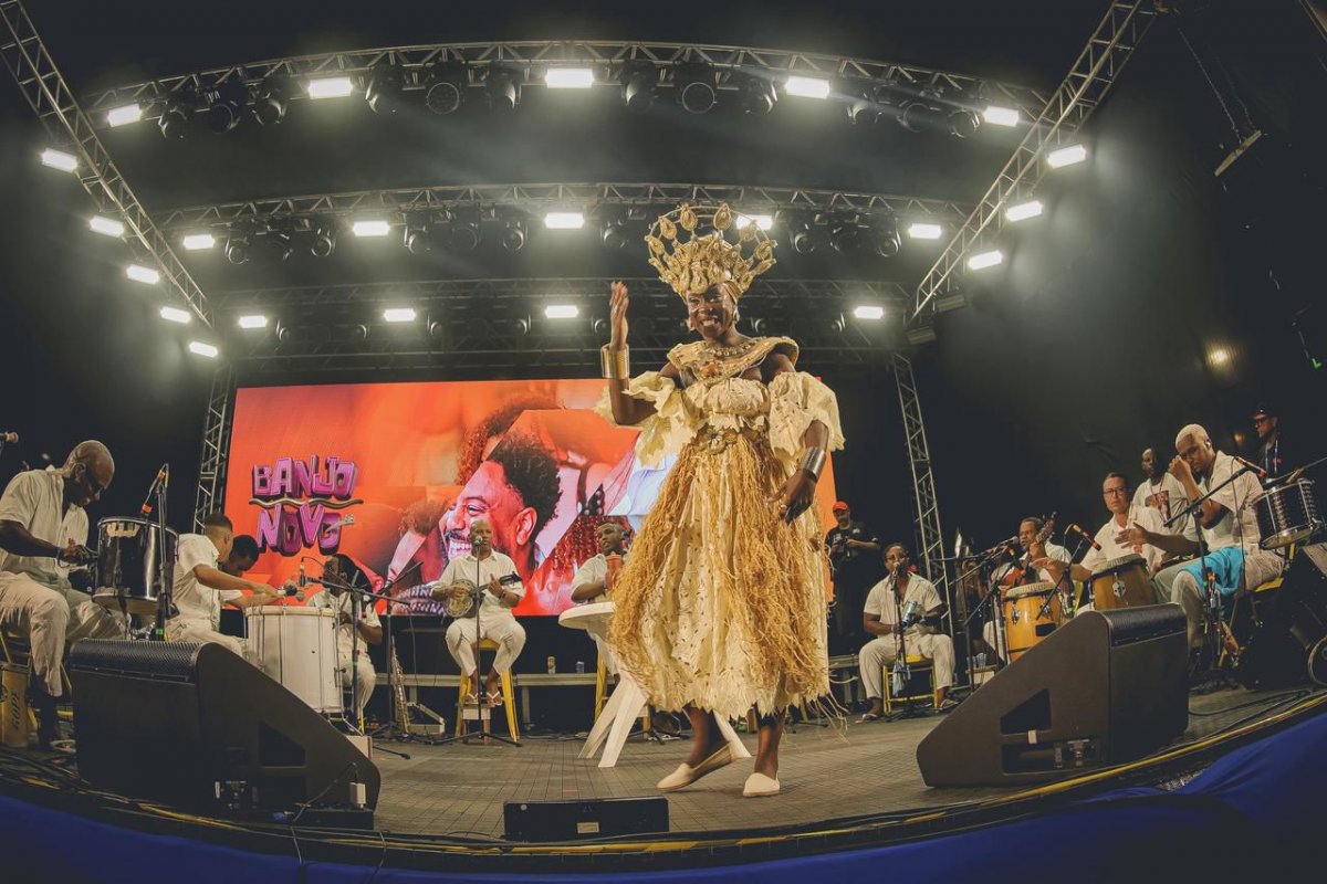 Banjo Novo sobe ao palco com Fundo de Quintal durante o ‘Raiz Salvador’, neste domingo, 17