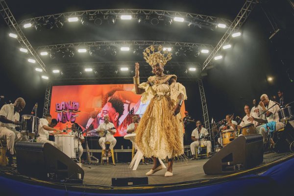 [Banjo Novo sobe ao palco com Fundo de Quintal durante o ‘Raiz Salvador’, neste domingo, 17 ]
