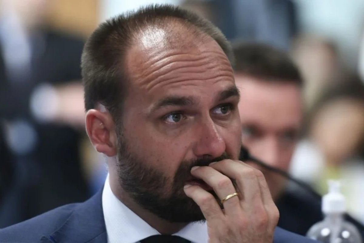Após negar ligação, documentos citam Eduardo Bolsonaro como produtor-executivo de “Dark Horse”