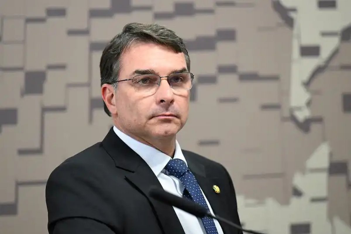 Vídeo: Flávio Bolsonaro pede desculpas após negar ligação com Vorcaro: "Sabia que iam jogar sujo"