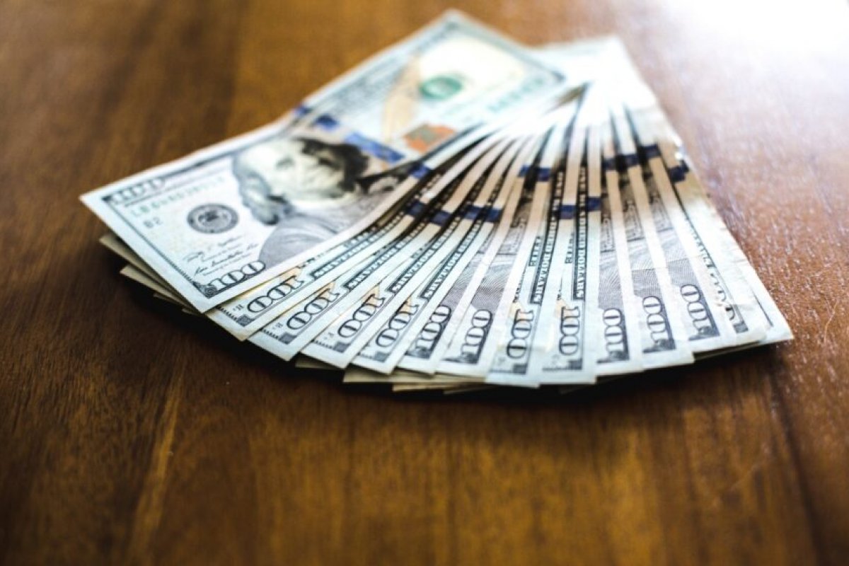 Dólar fecha a R$ 5,07, maior nível desde abril, com cenário eleitoral e piora externa; Bolsa cai