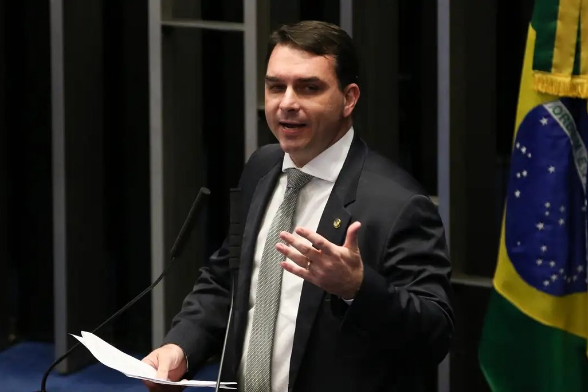 Vídeo: Flávio Bolsonaro é vaiado durante visita à quartel da PM no RJ após divulgação de mensagens com Vorcaro