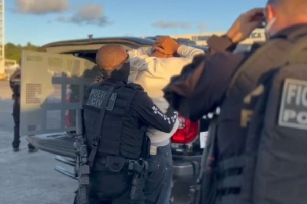 [VÍDEO: Casal apontado como líder do Comando Vermelho é capturado pela Polícia Civil na Bolívia e chega a Salvador]