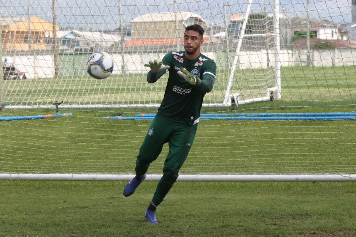 Goleiro César acerta com o Vitória após rescindir com o Coritiba