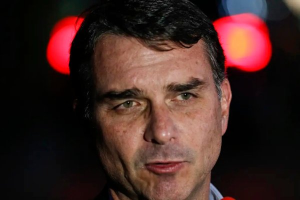 [Vídeo: Flávio Bolsonaro diz que tentaram enterrá-lo vivo e compara Lula ao diabo]