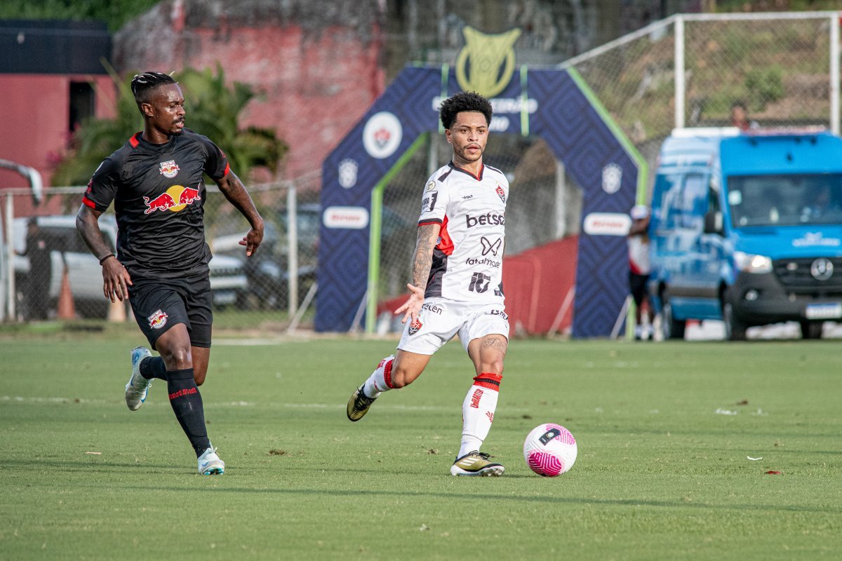 Vitória busca primeiro triunfo fora diante do Bragantino 