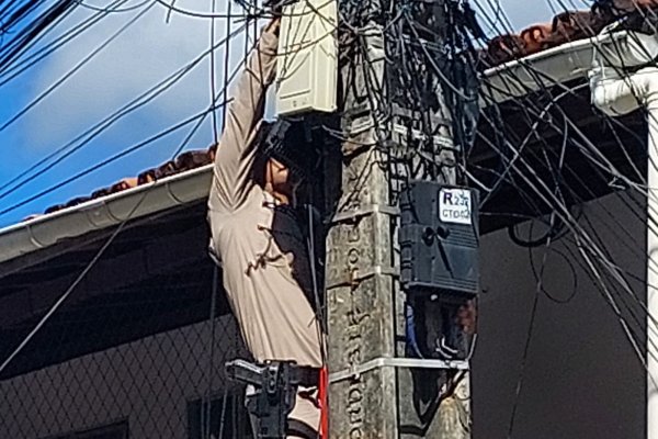 [PM remove câmeras clandestinas instaladas em postes na Boca do Rio]