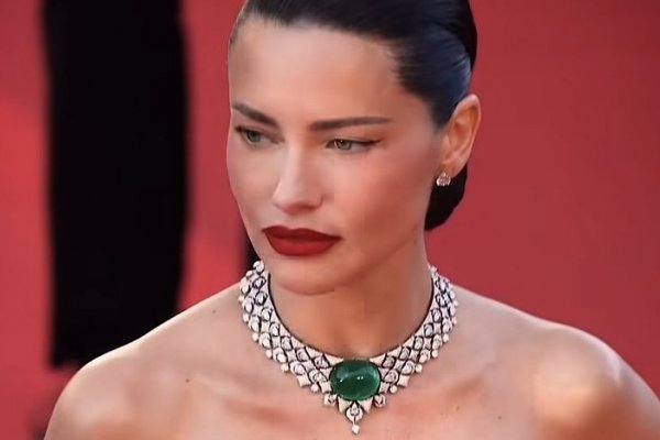 [Modelo baiana usa colar com esmeralda de 129 quilates em Cannes!  ]