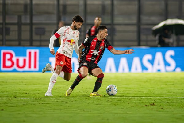 [Arcanjo pega pênalti, mas Vitória perde para Bragantino e segue sem vencer fora de casa no Brasileirão]