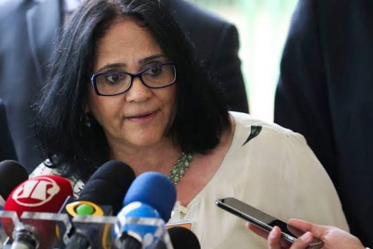 Entrega de título a Damares Alves é cancelada