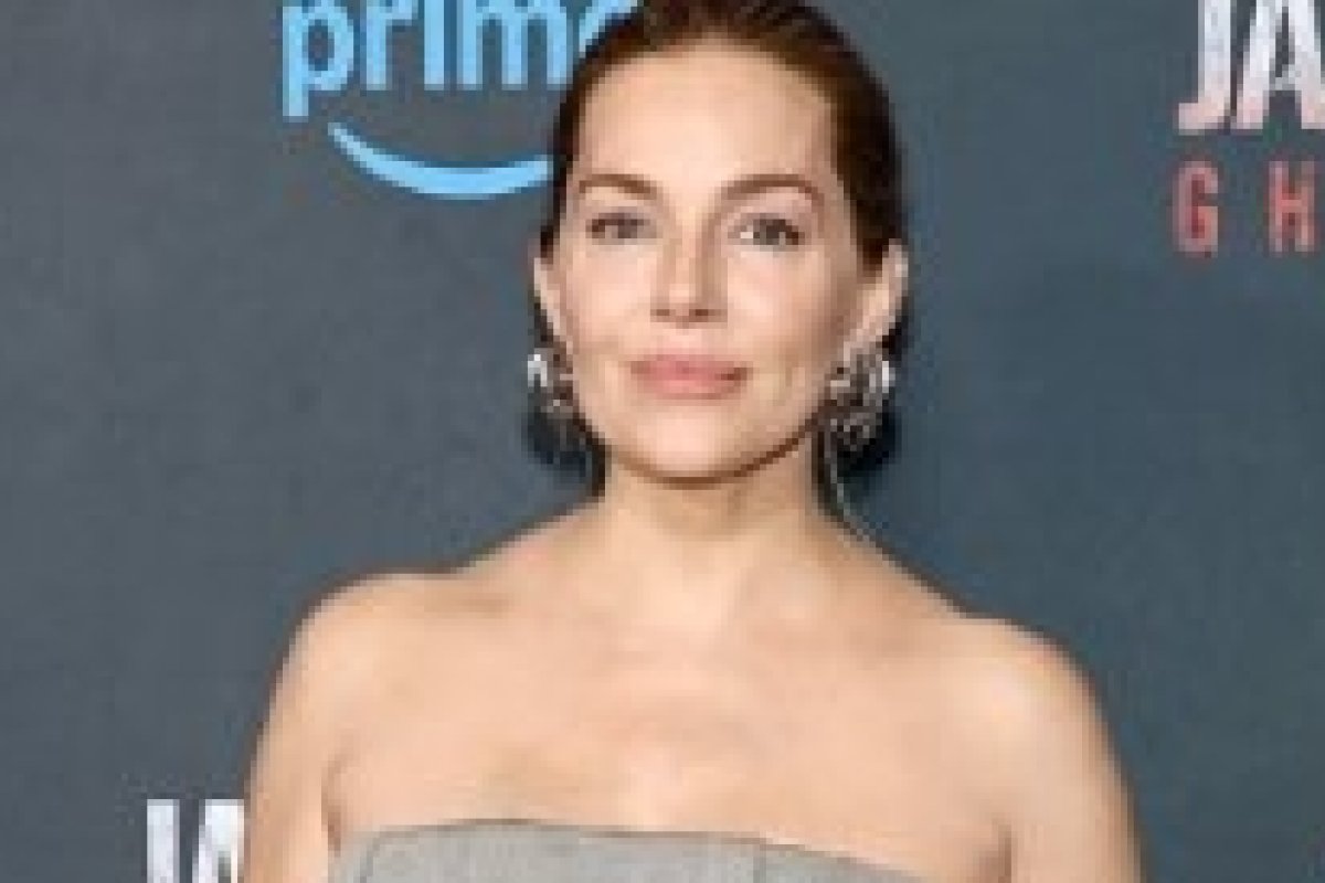 Sienna Miller usa Calvin Klein Collection na première de “Jack Ryan: Ghost War” em Nova York!