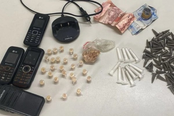 [Homem é preso com drogas escondidas em mochila escolar]