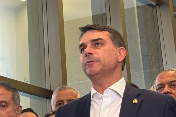 [Vídeo: Flávio Bolsonaro diz que valor dado por Daniel Vorcaro ficará “à disposição das autoridades brasileiras”]