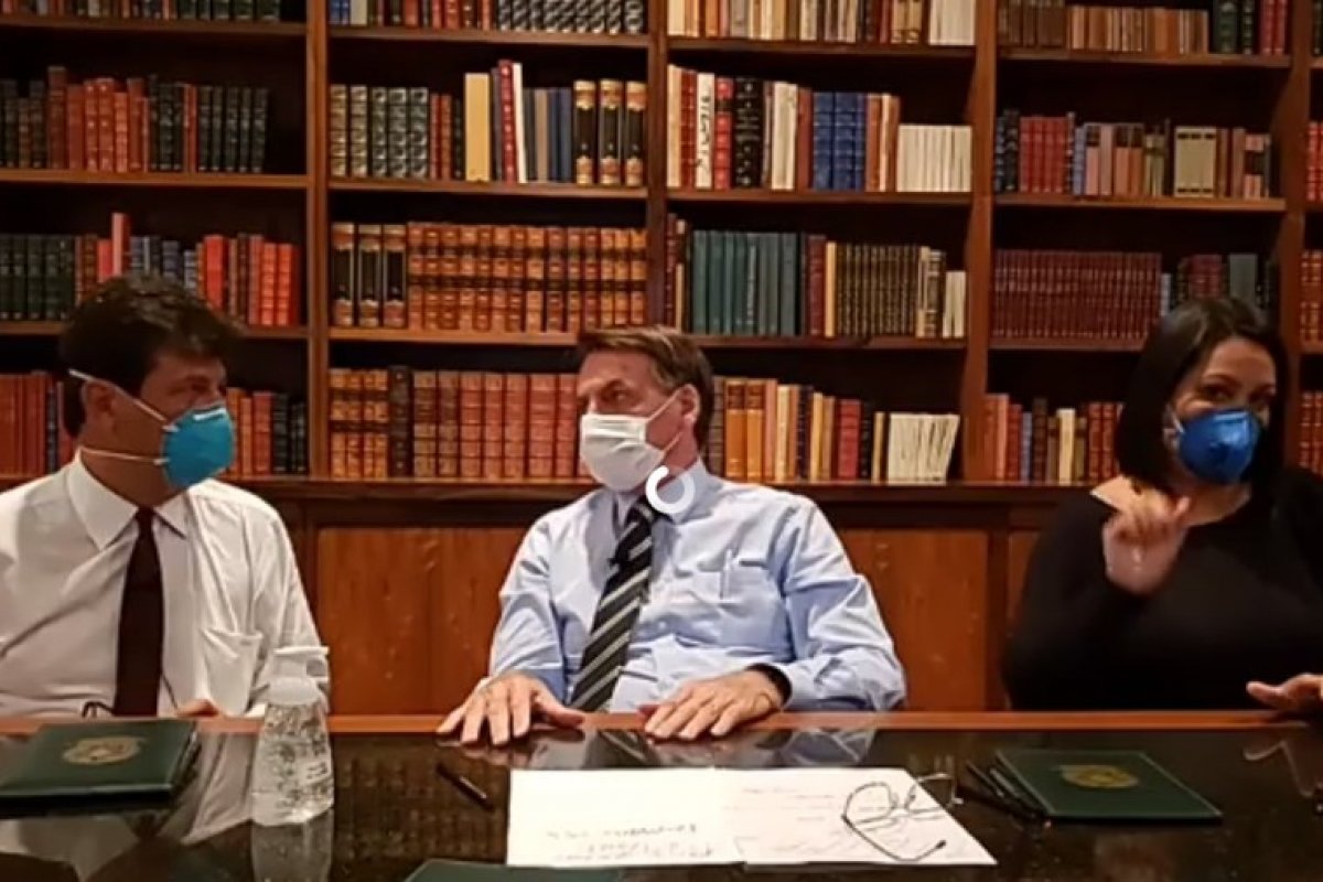 Bolsonaro aparece usando máscara em live no Facebook