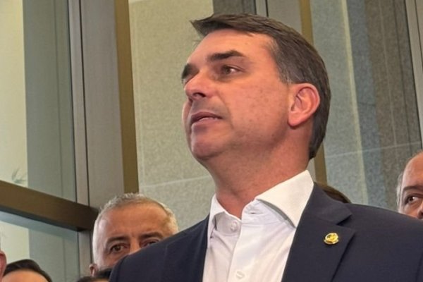 [Vídeo: Flávio Bolsonaro propõe jornada por hora trabalhada como alternativa ao fim da escala 6x1]