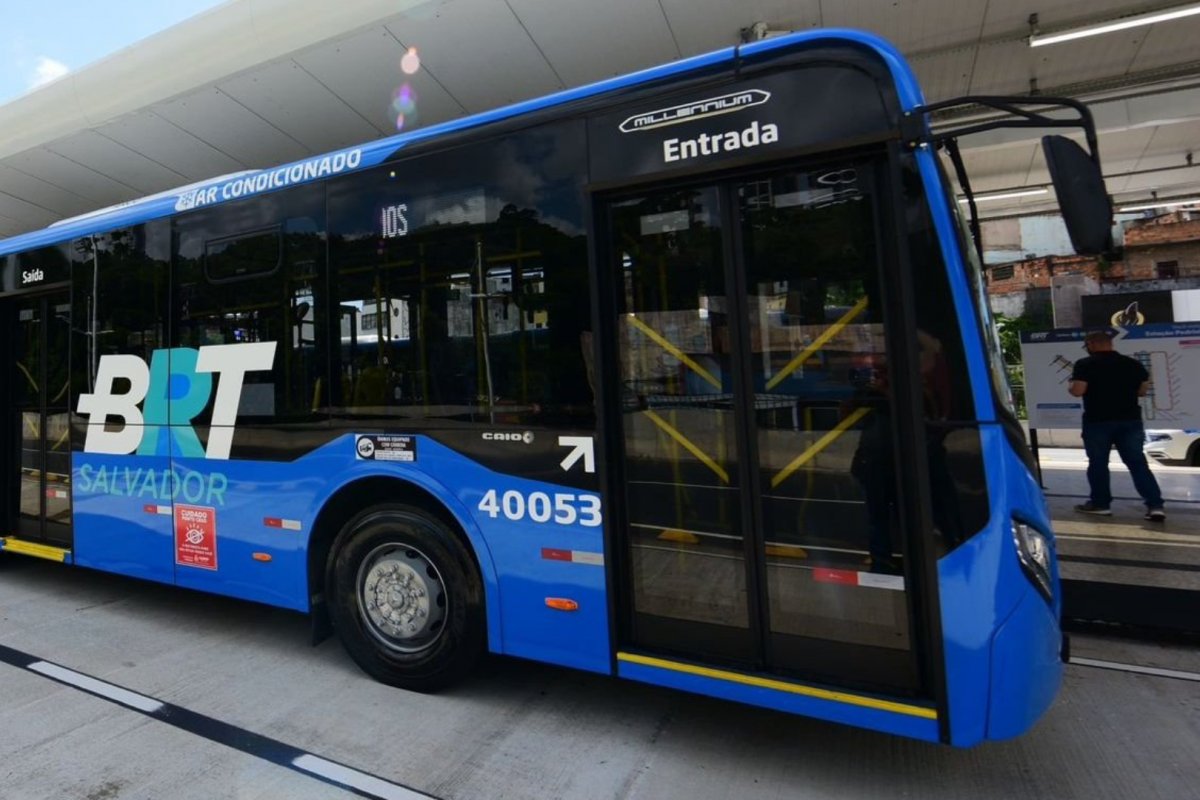 Motociclista invade faixa do BRT e é atingido por ônibus em Salvador